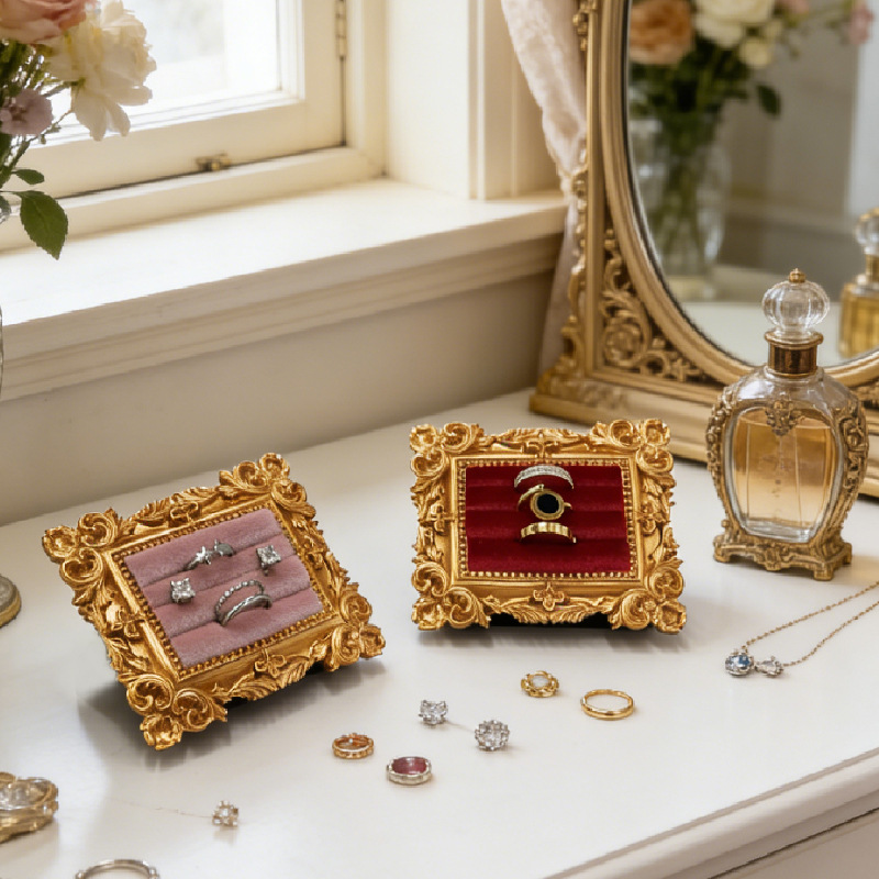 Body Jewelry Display - Présentoir à bagues vintage en forme